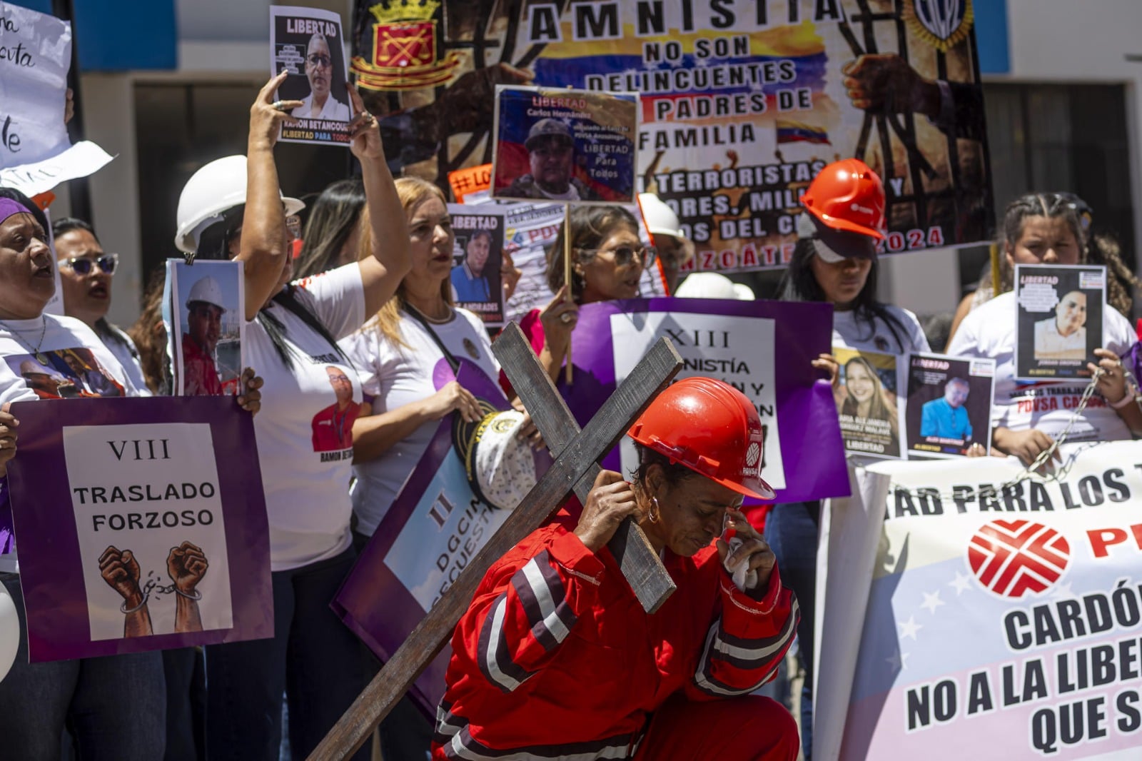 Familiares realizan viacrucis frente al TSJ exigiendo liberación de trabajadores de PDVSA